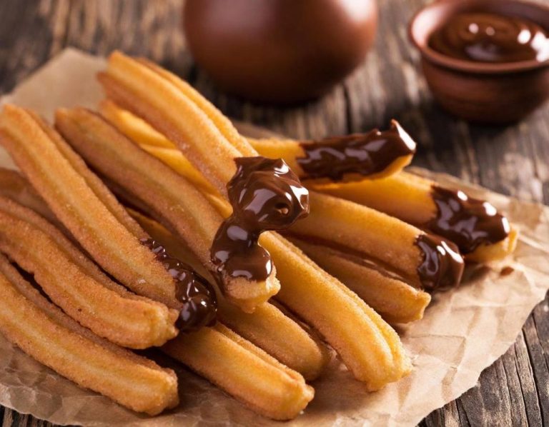 churros con chocolate Churros dorados acompañados de chocolate para mojar.